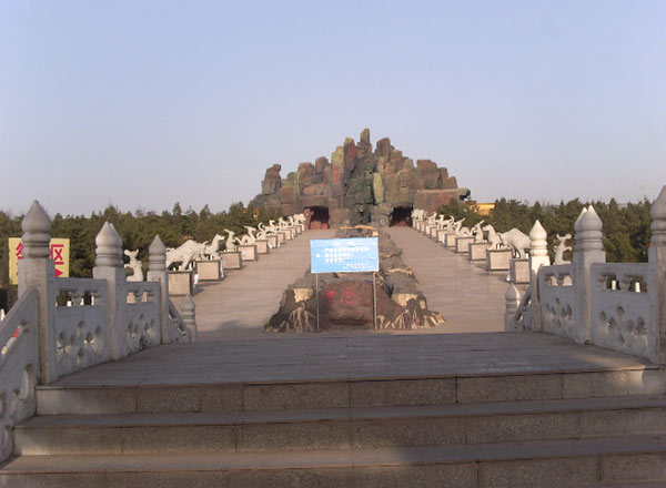 宝瓶陵假山瀑布远景