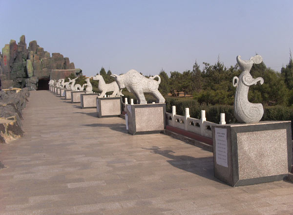 宝瓶陵主神道旁石像牲