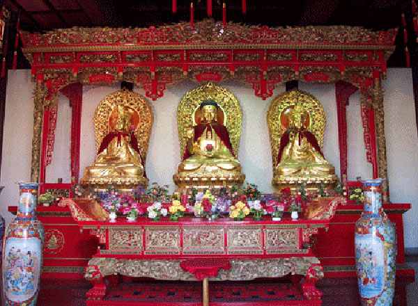 宝塔园接引殿内佛龛、供像