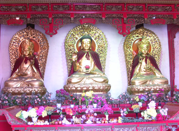 宝塔园接引殿内鎏金供像西方三圣